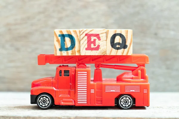 Feuerwehrleiterwagen Halten Buchstabenblock Wort Deq Abkürzung Für Delivered Quay Auf — Stockfoto