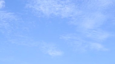 Mavi gökyüzü arkaplanındaki beyaz bulutun hareket zamanı