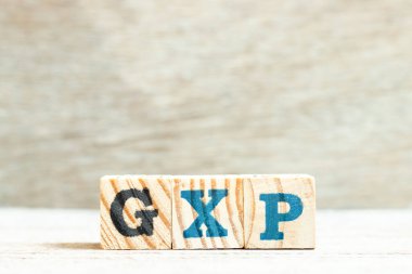 Tahta zemin üzerinde kelime GXP ile harf bloğu