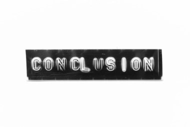 Beyaz kağıtta siyah pankartla yazılmış kabartmalı mektup.