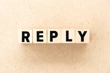 Tahta arkaplan üzerindeki harf bloğu kelime yanıtı ile