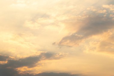 Güzel turuncu renkli açık gökyüzü, gün batımından sonra bulutlu arka plan