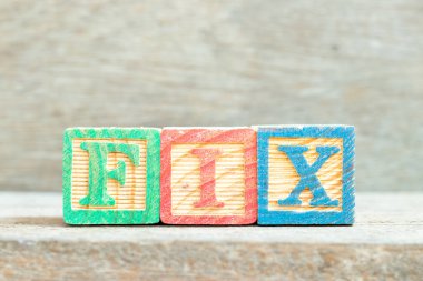 Tahta arkaplanda renk alfabesi harf bloğu düzeltmesi