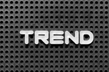 Siyah tahta zemin üzerinde kelime eğiliminde beyaz alfabe harfi