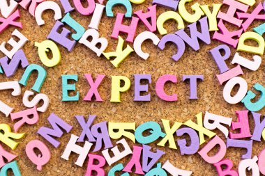 Kelime olarak renk alfabesi, mantar pano arka planında çerçeve olarak başka bir harf beklenir