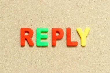 Tahta arkaplanda kelime yanıtı olan renk alfabesi harfi