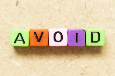 Kelime olarak renk alfabesi harf bloğu Tahta arkaplanından uzak dur