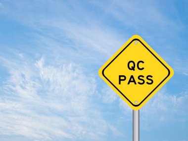 Kelime QC (Kalite Kontrol) ile sarı taşıma işareti mavi gökyüzü arkaplanından geçer