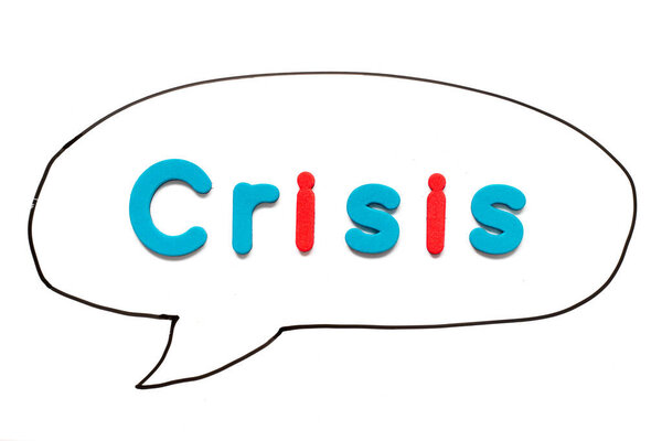 Буква алфавита со словом кризис в черной линии рука рисунок в виде пузыря речи на белом фоне доски