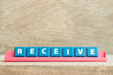 Tahta zemin üzerinde kırmızı renk rafı ile kelime alımı ile karo alfabe harfi