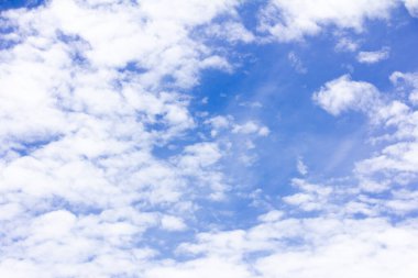 Beyaz bulutlu açık mavi gökyüzü