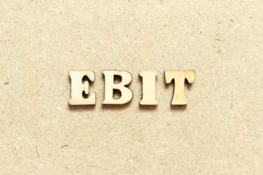Sözcük Ebit alfabe mektubu (faiz ve vergiler önce kazanç kısaltması) ahşap arka planda