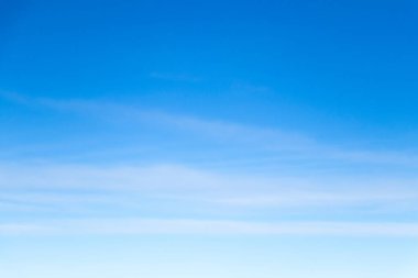 Beyaz bulutlu açık mavi gökyüzü