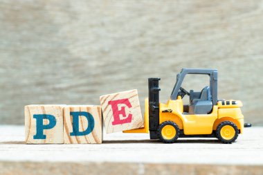 Oyuncak kaldırma tutucu harf bloğu PDE kelimesinin tamamlanması (ahşap arkaplan üzerinde izin verilen günlük pozlamanın kısaltılması, kısmi diferansiyel denklem veya kişisel gelişim eğitimi)