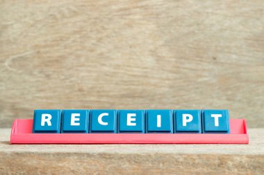 Ahşap arkaplanda kırmızı renk rafında kelime makbuzu olan döşeme alfabesi harfi