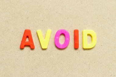 Kelime ile renk alfabesi harfi ahşap arkaplanda kaçınma