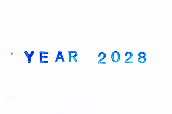 白い紙の背景に単語年2028年のゴムスタンプの青の色インク — ストック写真