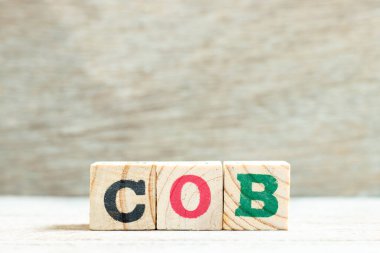 Ahşap zemin üzerinde COB (iş kapatma kısaltması) kelimesindeki alfabe harf bloğu