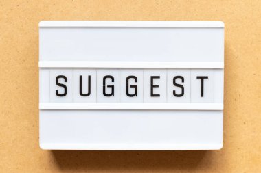 Sözcüklerle aydınlatma kutusu ahşap arka planda