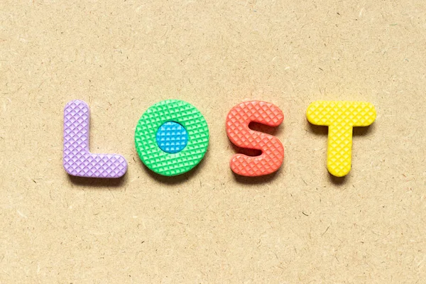 Köpük alfabesi harfi ahşap arkaplanda kaybolmuş.