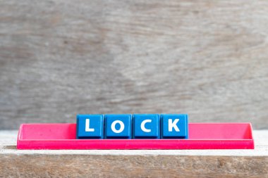 Kırmızı raftaki döşeme harfi ahşap arkaplanda kelime kilidi