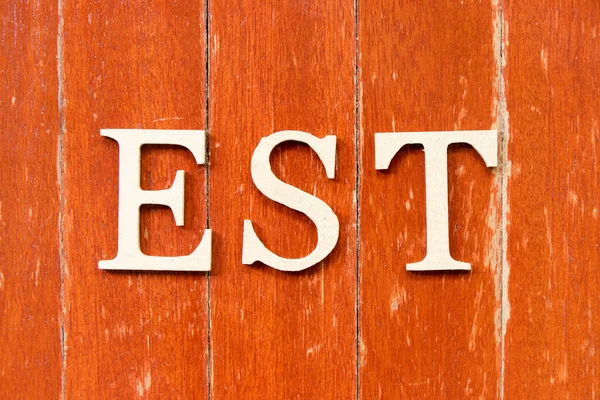 単語Estのアルファベット文字 確立された 推定された 東部時間帯 表現シーケンスタグの省略形 古い赤い色の木の板の背景 — ストック写真