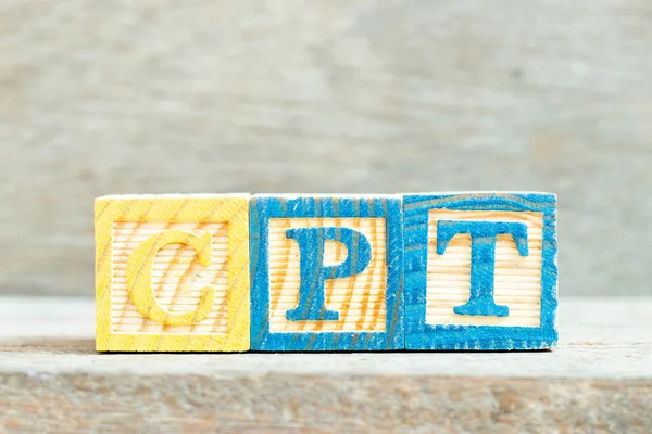 木材の背景に単語Cpt 有料運送の略語 の色のアルファベットブロック — ストック写真