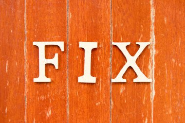 Alfabe harfleri eski kırmızı tahta arka planda sabitlendi