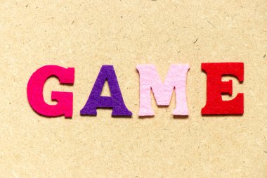 Ahşap arkaplanda kelime oyununda renk bezi alfabesi harfi