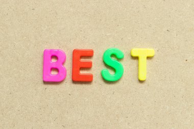 Tahta arkaplanda en iyi sözcük olan renk alfabesi harfi