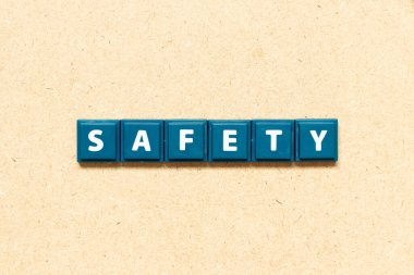 Ahşap arka planda kelime güvenliğiyle alfabe harfi