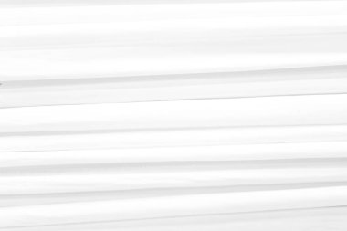 Buruşuk desenli beyaz elbiseler.