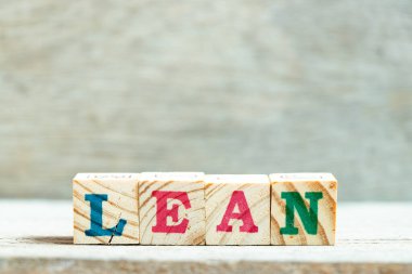 Kelimelerle harf bloğu Tahta arka plana yaslan