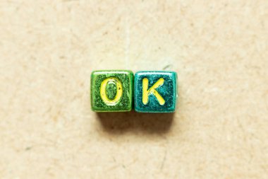 Metalik renk alfabe harf bloğu tahta arkaplanda tamam