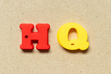 Ahşap zemin üzerine kelime HQ (karargahın kısaltması) ile plastik alfabe harfi