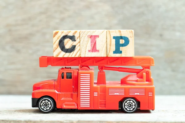 Feuerwehrleiterwagen Halten Buchstabenblock Wort Cip Abkürzung Für Beförderung Und Versicherung — Stockfoto