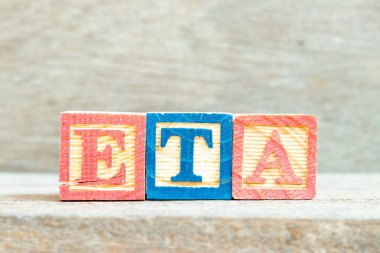 Tahta arkaplanda ETA (tahmini varış zamanının kısaltması) ile renk alfabesi harfi bloğu