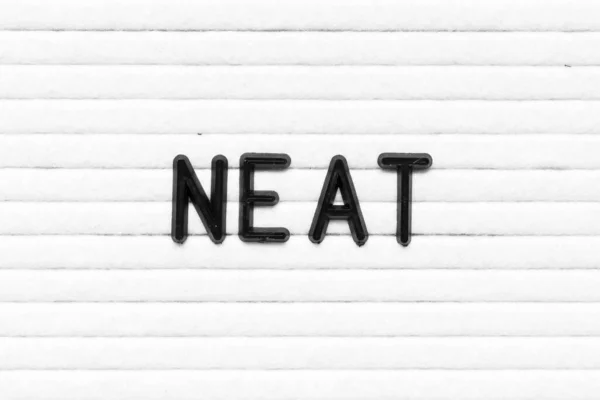 黒アルファベット文字で単語きちんと上のホワイトフェルトボードの背景 — ストック写真