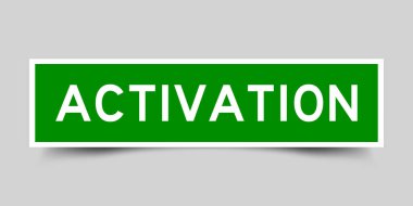 Kare etiket etiketi gri arkaplanda yeşil renkli kelime etkinleştirmesi