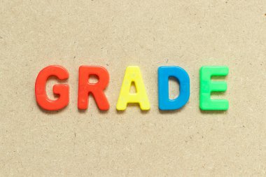 Ahşap zemin üzerinde kelime notu olan renk alfabesi harfi