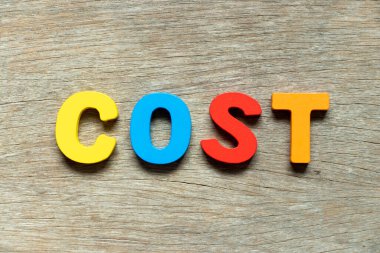 Ahşap arkaplanda kelime maliyeti olarak renk alfabesi harfi