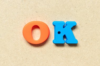 Kelime olarak plastik alfabe harfi. Ahşap zemin tamam.