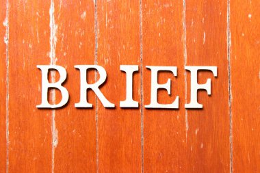 Alfabe harfi eski kırmızı tahta arka plan hakkında kısa bir özet