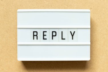 Tahta zemin üzerinde kelime yanıtı olan ışık kutusu