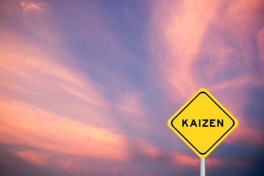 Mor gökyüzü arka planında kelime kaizen ile sarı taşıma işareti