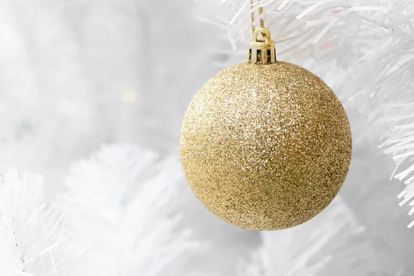 Noel Ağacı Arkaplanının Beyaz Dalında Altın Renkli Top Noel Yeni — Stok fotoğraf