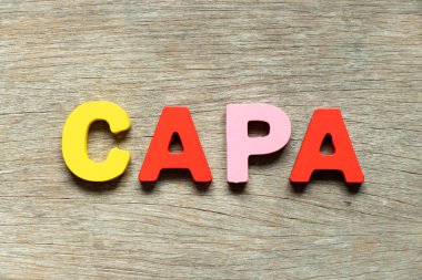 Kelime CAPA ile renk alfabesi harfi (tahta arkaplan üzerinde düzeltici eylem ve önleyici eylemin kısaltması)