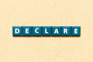 Tahta zemin üzerinde sözcüklerle alfabe harfi beyan et