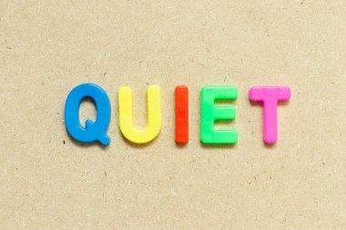 Ahşap zemin üzerinde kelime sessiz renk alfabesi harfi