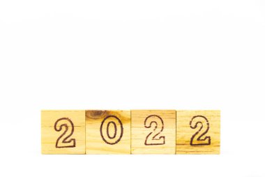 Beyaz arkaplanda 2022 harfli harf bloğu